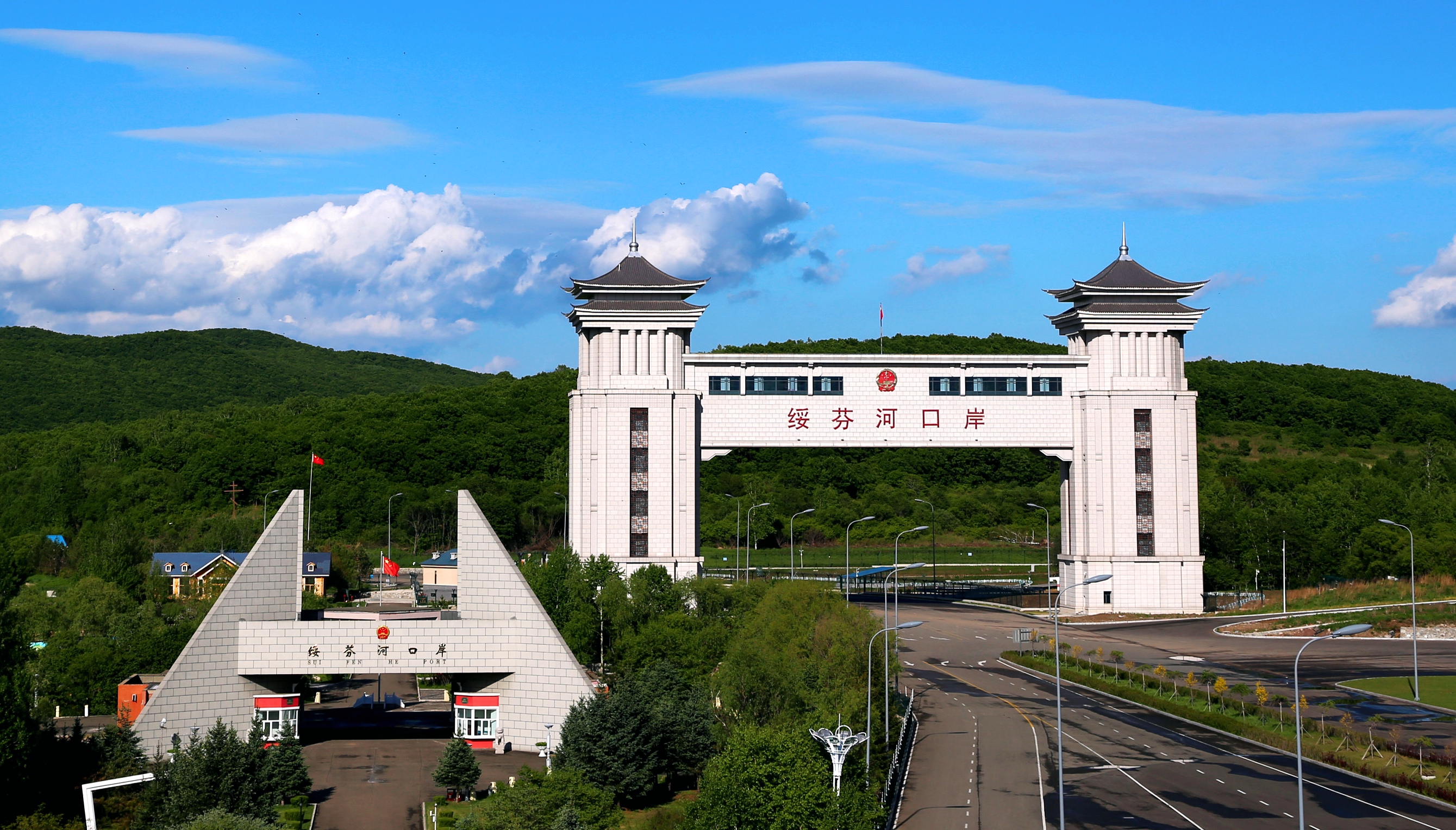 綏芬河公路口岸國(guó)門.jpg